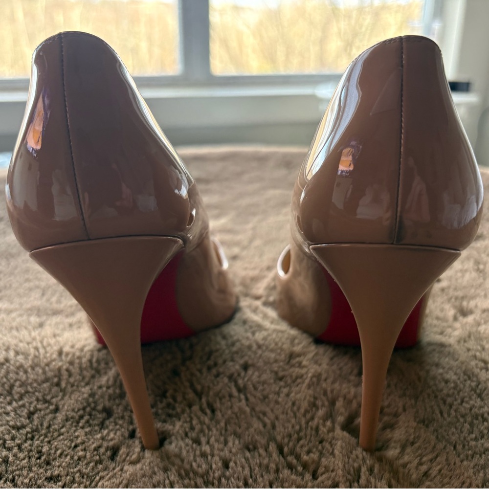 Christian Louboutin So Kate Nude Patent Pointed-Toe Pumps - Picture 4 of 13